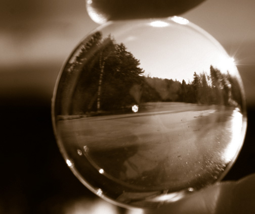 Die Welt durch einen Glaskugel sehen, und so auf einen kleinen Ausschnitt fokussieren.